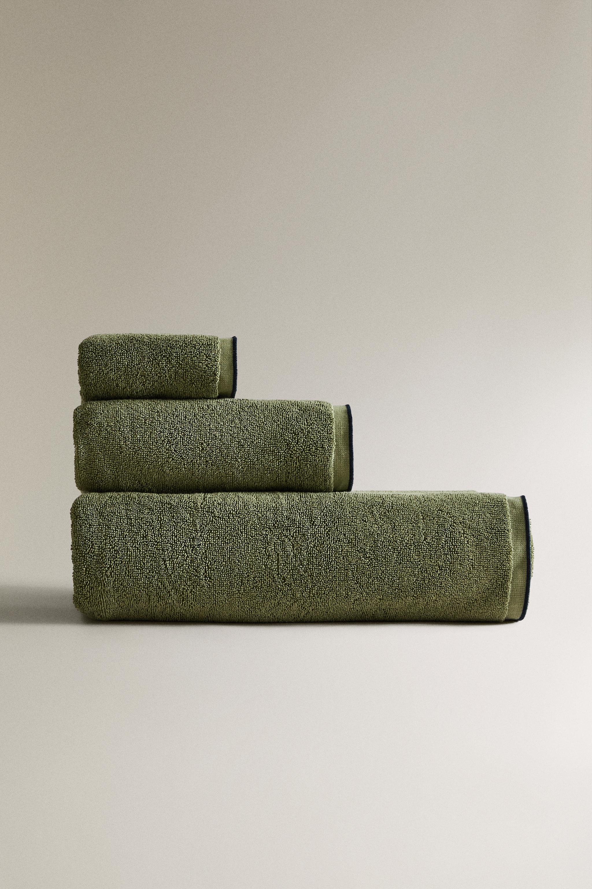 BATH TOWEL WITH CONTRAST TOPSTITCHING